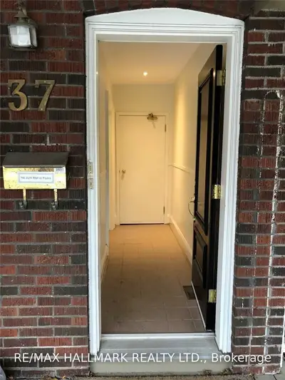 37 Lola Road Upper, Toronto, On M5p 1e5