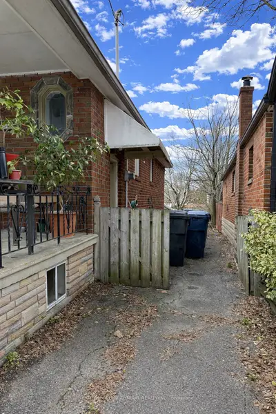 368 Winnett Avenue, Toronto, On M6c 3m1