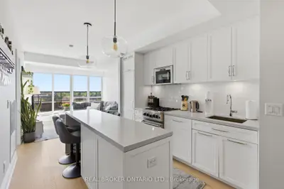 25 Malcolm Road 606, Toronto, On M4g 0c1