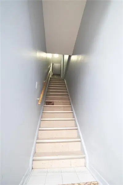 1104 College Street 3rd Floor, Toronto, On M6h 1b3