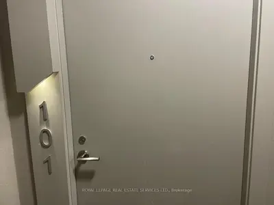 2 Sonic Way 101, Toronto, On M3c 0p2