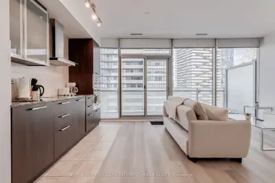 14 York Street 1812, Toronto, On M5j 0b1