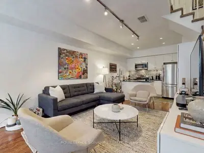 Att/Row/Townhouse in Toronto