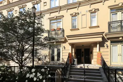 78 Carr Street Th12, Toronto, On M5t 1b7