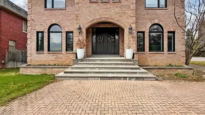20 Blaine Drive, Toronto, On M3b 2g4