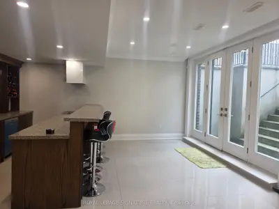 12 Terrace Avenue Lower, Toronto, On M2r 1e9