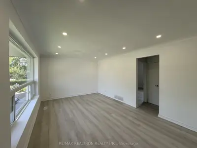 217 Moore Park Avenue Main, Toronto, On M2m 1n5