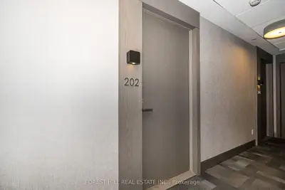 501 St Clair Avenue W 202, Toronto, On M5p 0a2