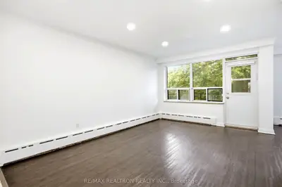 26 Meadowbrook Road 7, Toronto, On M6b 2s4