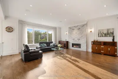 15 Calvin Avenue, Toronto, On M2n 5e4