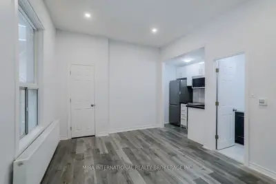 210 Carlton Street 102, Toronto, On M5a 2l1
