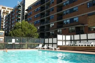 49 Mccaul Street 461, Toronto, On M5t 2w7