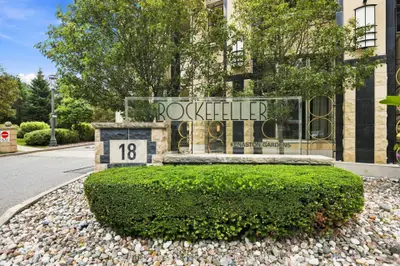 18 Kenaston Gardens 212, Toronto, On M2k 3c7