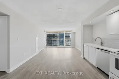25 Capreol Court 810, Toronto, On M5v 3z7