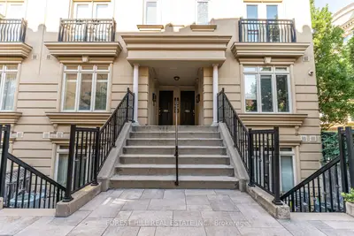 68 Carr Street Th 3, Toronto, On M5t 1b7