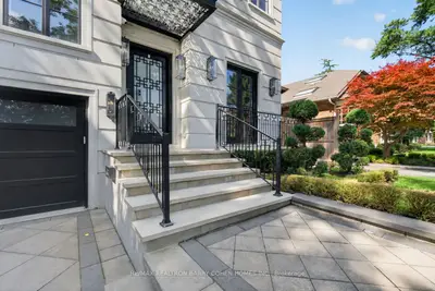154 Yonge Boulevard, Toronto, On M5m 3h4