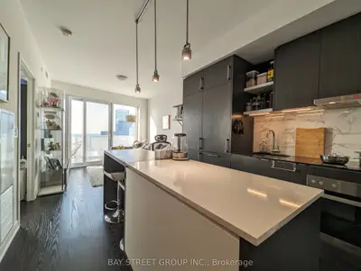 100 Harbour Street 6103, Toronto, On M5j 0b5