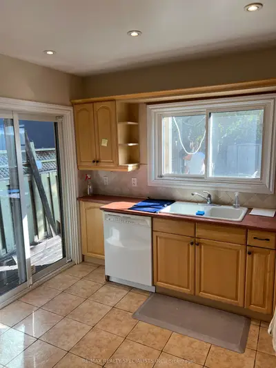 121 Maplewood Avenue, Toronto, On M6c 1j7