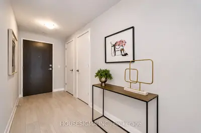 2221 Yonge Street 3705, Toronto, On M4s 2b4
