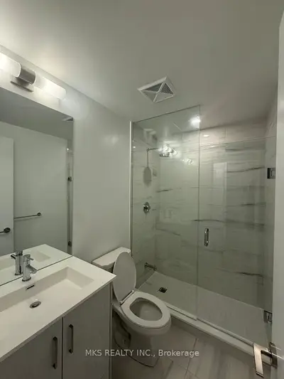 180 Front Street E 1806, Toronto, On M5a 0a9