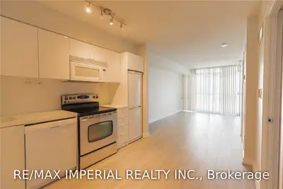 15 Iceboat Terrace 637, Toronto, On M5v 4a5