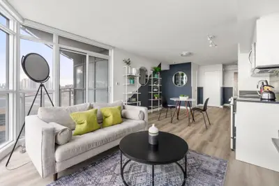 21 Iceboat Terrace 1209, Toronto, On M5v 4a9