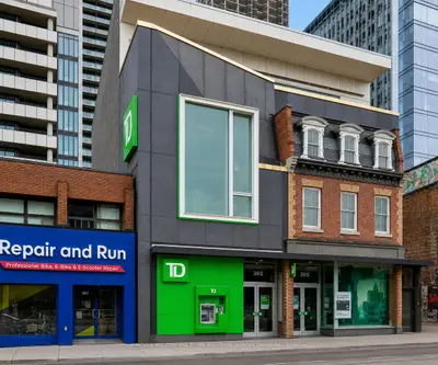 365 Queen Street W, Toronto, On M5v 2a4