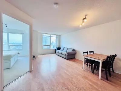 212 Eglinton Avenue E 1802, Toronto, On M4p 0a3