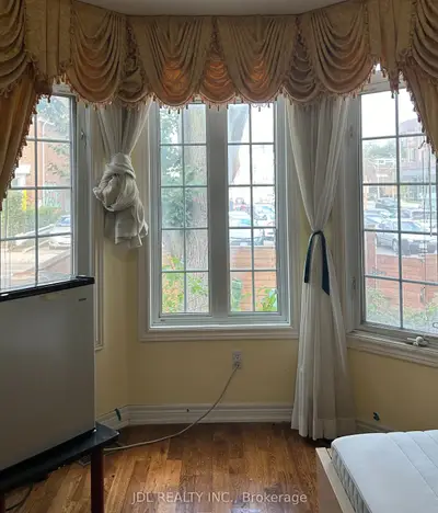 128 Denison Ave Avenue Master Bedroom Main Floor, Toronto, On M5t 2n3