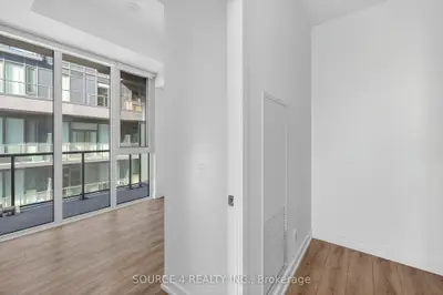 500 Dupont Street 717, Toronto, On M6g 0b8