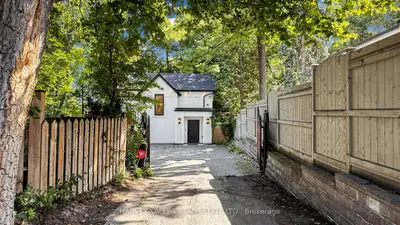 23a Donwoods Drive, Toronto, On M4n 2e9