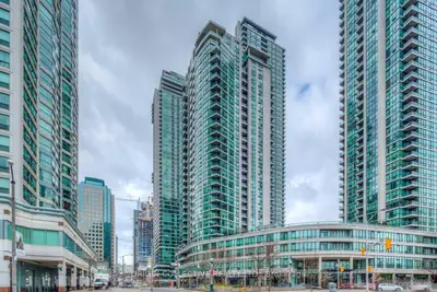 12 Yonge Street 602, Toronto, On M5e 1z9