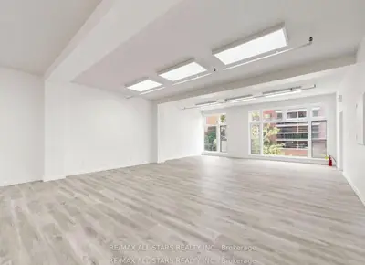 14 Mccaul Street 201, Toronto, On M5t 1v6