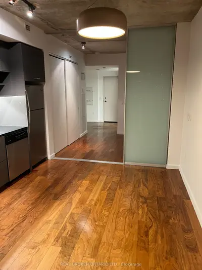 32 Trolley Crescent 915, Toronto, On M5a 0e8