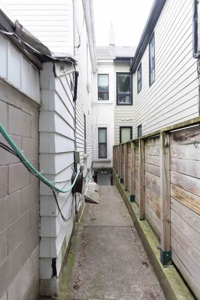 210 Shaw Street Bsmt, Toronto, On M6j 2w8
