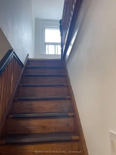 734 Manning Avenue 2nd Floor, Toronto, On M6g 2w4