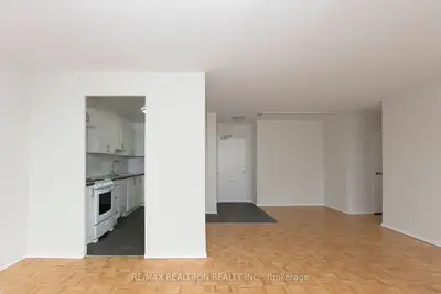 6200 Bathurst Street 1110, Toronto, On M2r 2a3