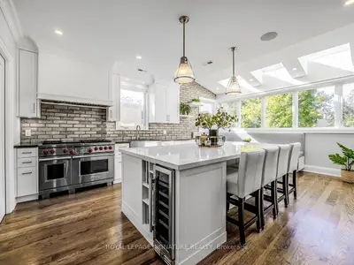 30 Broadleaf Road, Toronto, On M3b 1c2