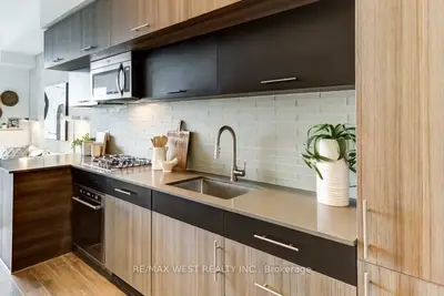 205 Manning Avenue 413, Toronto, On M6j 2k7