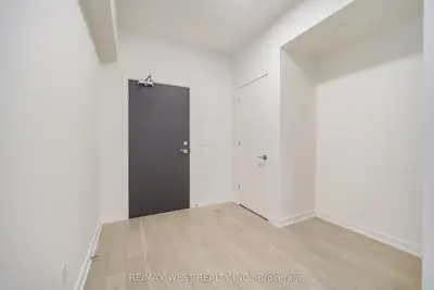 840 St Clair Avenue W 205, Toronto, On M6c 0a4
