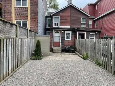7 Henry Street, Toronto, On M5t 1w9