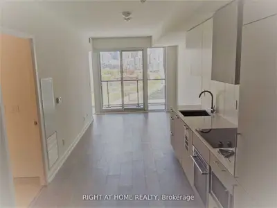 19 Western Battery Road 1021, Toronto, On M6k 3s4