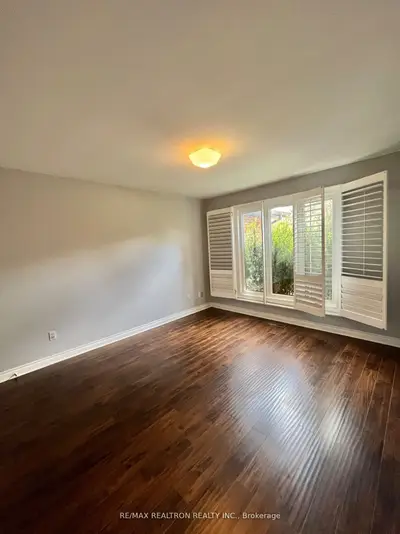 23 Lawnview Drive, Toronto, On M2n 5j9