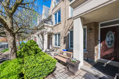 140 Bathurst Street Th8, Toronto, On M5v 3n8