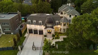 18 Suncrest Drive, Toronto, On M3c 2l2