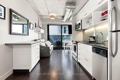 51 Trolley Crescent 1206, Toronto, On M5a 0e9