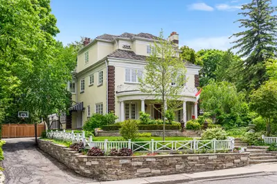 25 Strathgowan Crescent, Toronto, On M4n 2z6