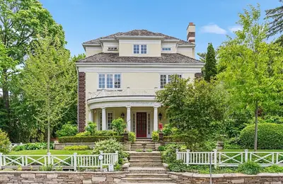 25 Strathgowan Crescent, Toronto, On M4n 2z6