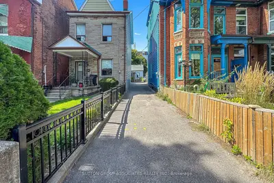 18 1/2 Bellevue Avenue, Toronto, On M5t 2n4