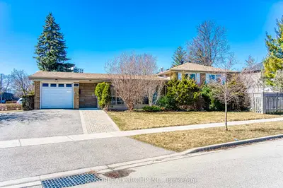 28 Kingslake Road Lower, Toronto, On M2j 3c9